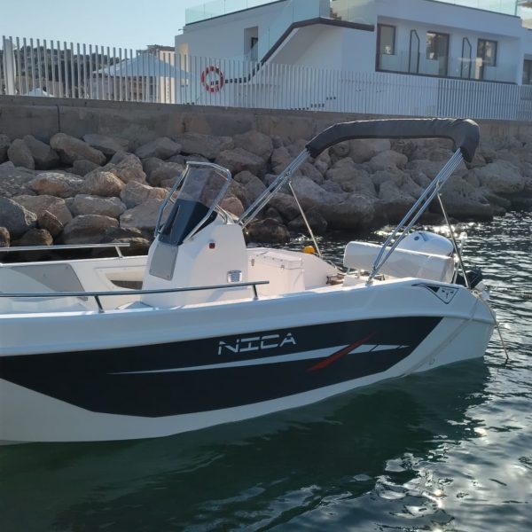 Lancha sin licencia en calanova, Reflejo Mamífero. Amplia y nueva