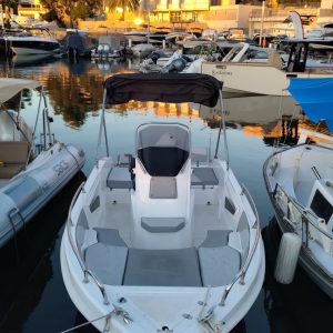 Lancha sin licencia en calanova, Reflejo Mamífero. Amplia y nueva