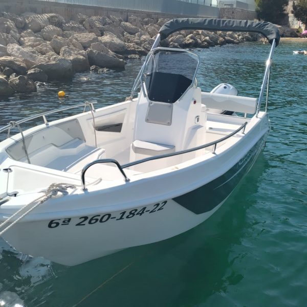 Lancha sin licencia en calanova, Reflejo Mamífero. Amplia y nueva