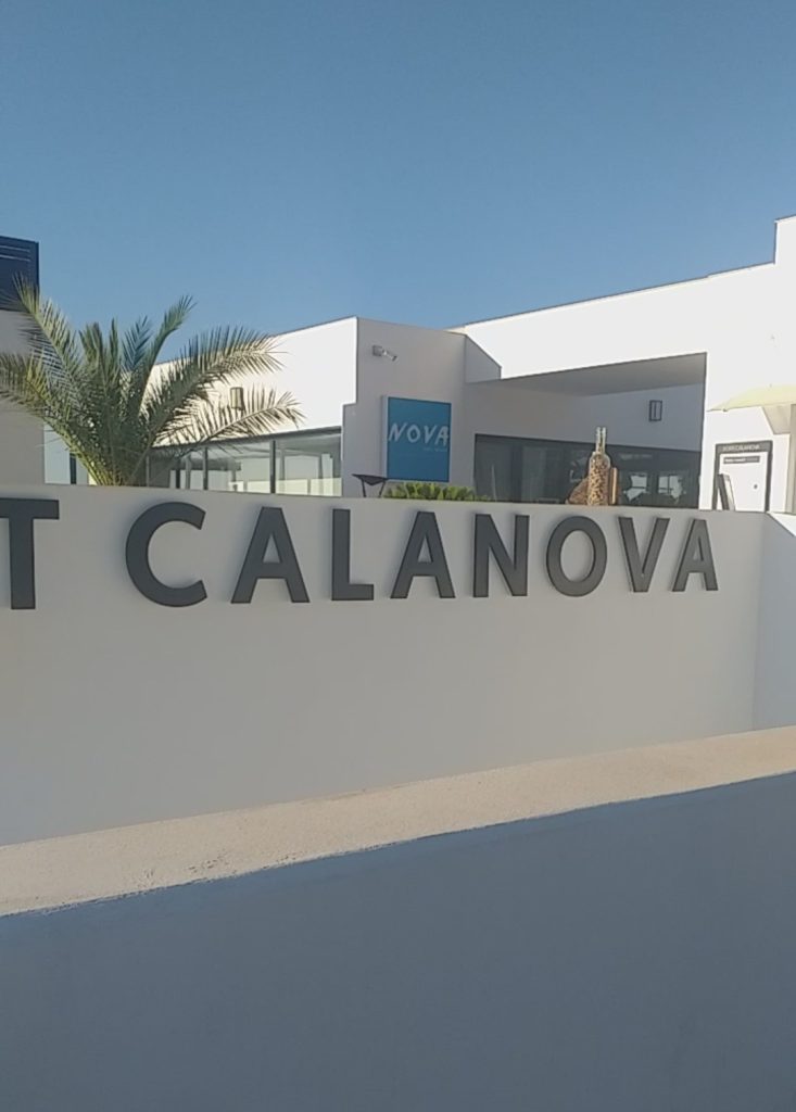 entrada-port-calanova-reflejo-mamifero