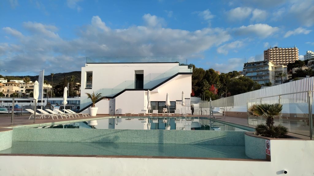 Piscina para socios y clientes