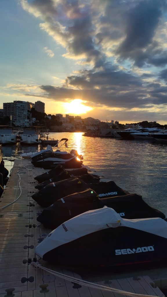 Amanecer en la bocana del puerto